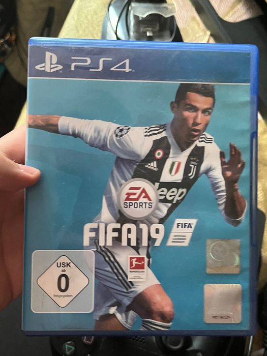 Vând ps4 slim ,am 3 jocuri ,stație de încărcare