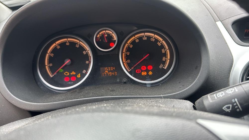 Opel Corsa 1,4i, 2011, revizii la fiecare 10,000km