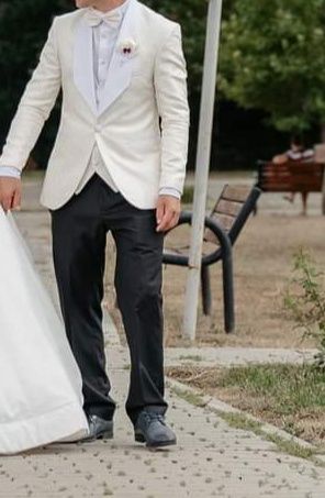 Vând 2 costume mire