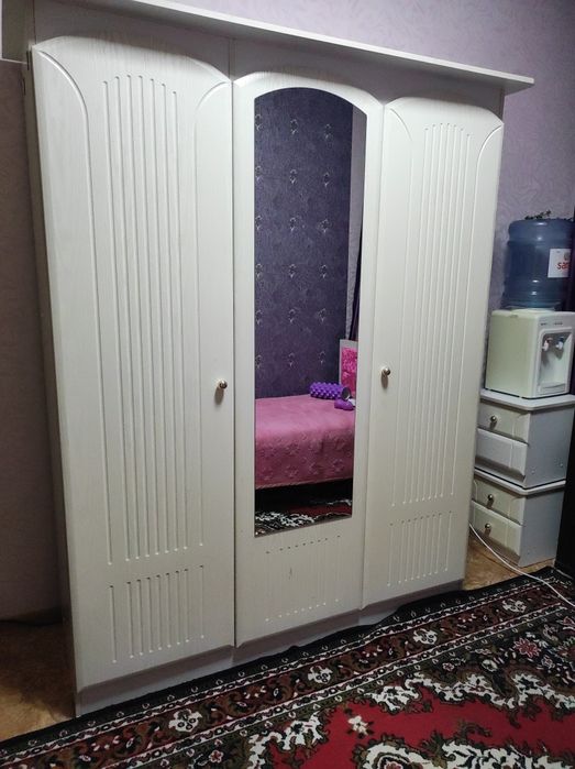 Продам спальный гарнитур с матрасом