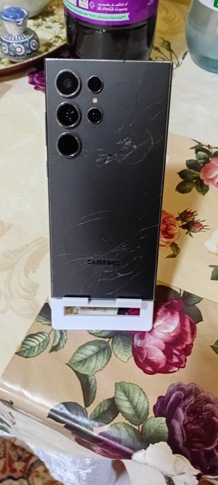 Samsung Galaxy S24 Ultra – ecran impecabil, spate fisurat