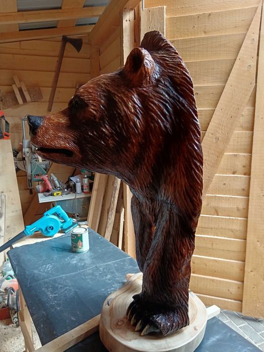 Urs sculptat in lemn uscat stratificat