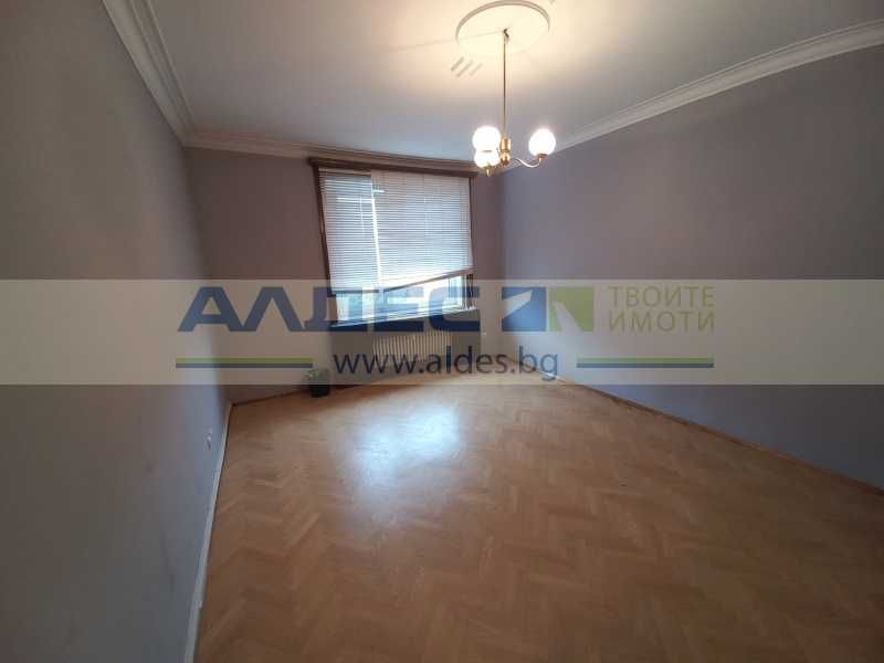 Аристократичен апартамент с три спални до Докторски паметник!