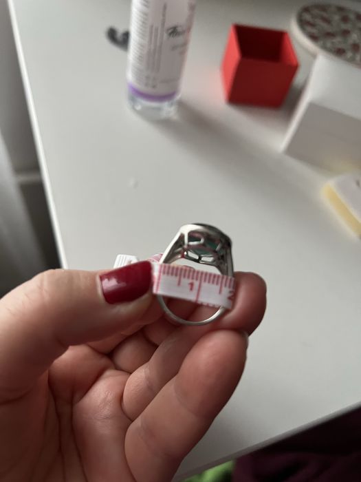 Сребърен пръстен с камък в капковидна форма