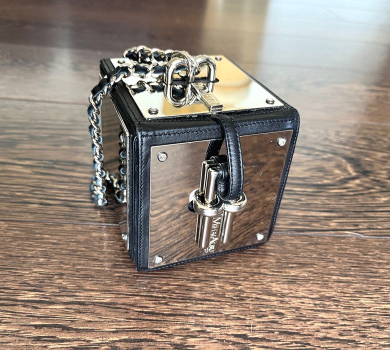 Poseta cub Mihai Albu designer, piele, oglinzi, cristale