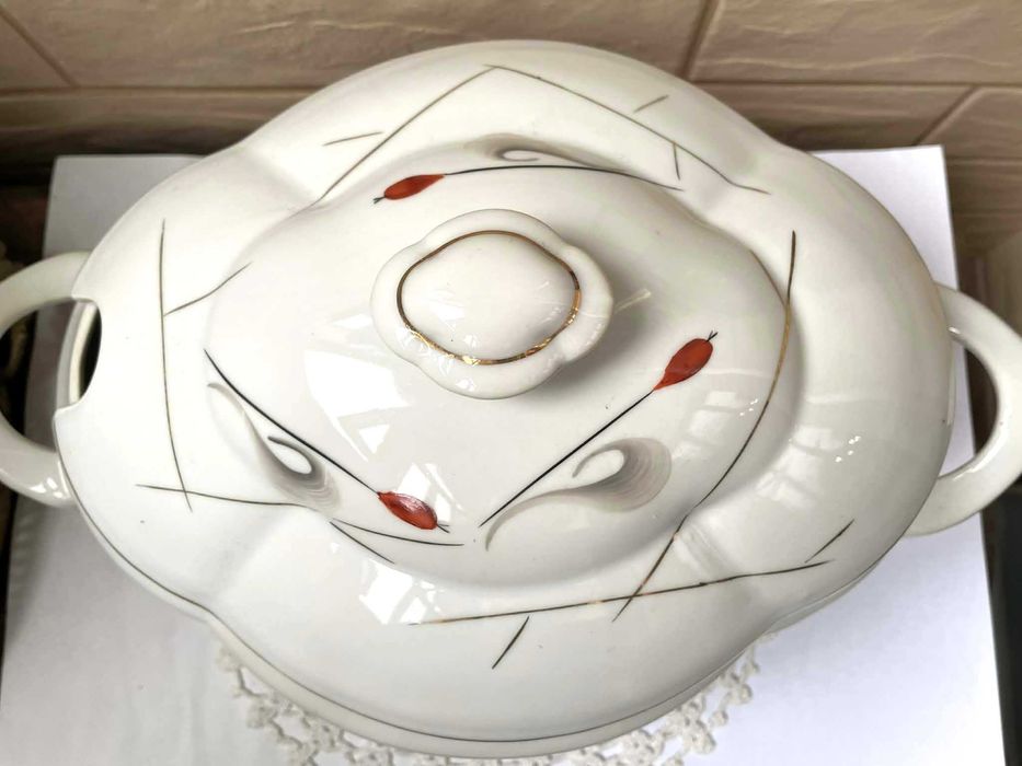 Красив голям и стар български супник на Изида с рисувани шипки