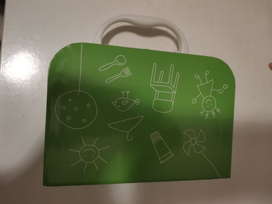 Куфарче с 4 цветни молива, тефтерче, острилка и гумичка. Нов