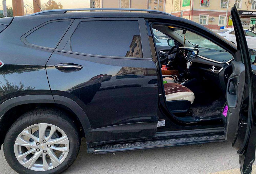 ТРЕКЕР ЛТЗ, 2025 йил 25 июл куни салондан олинган, 5 654 км юрган