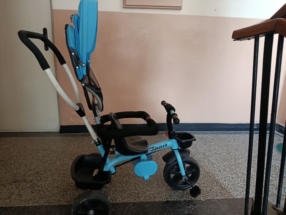 Детска триколка за разходки.
