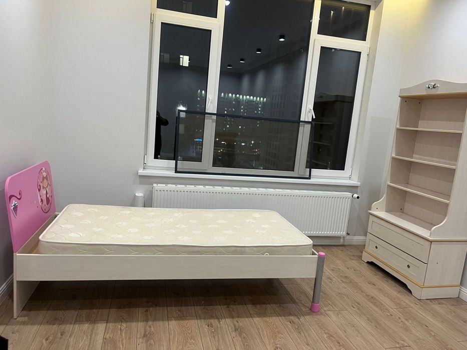 Детская кровать с матрасом и шкафом