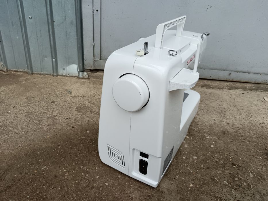 Mașina de cusut, SINGER 1306, cu pedală