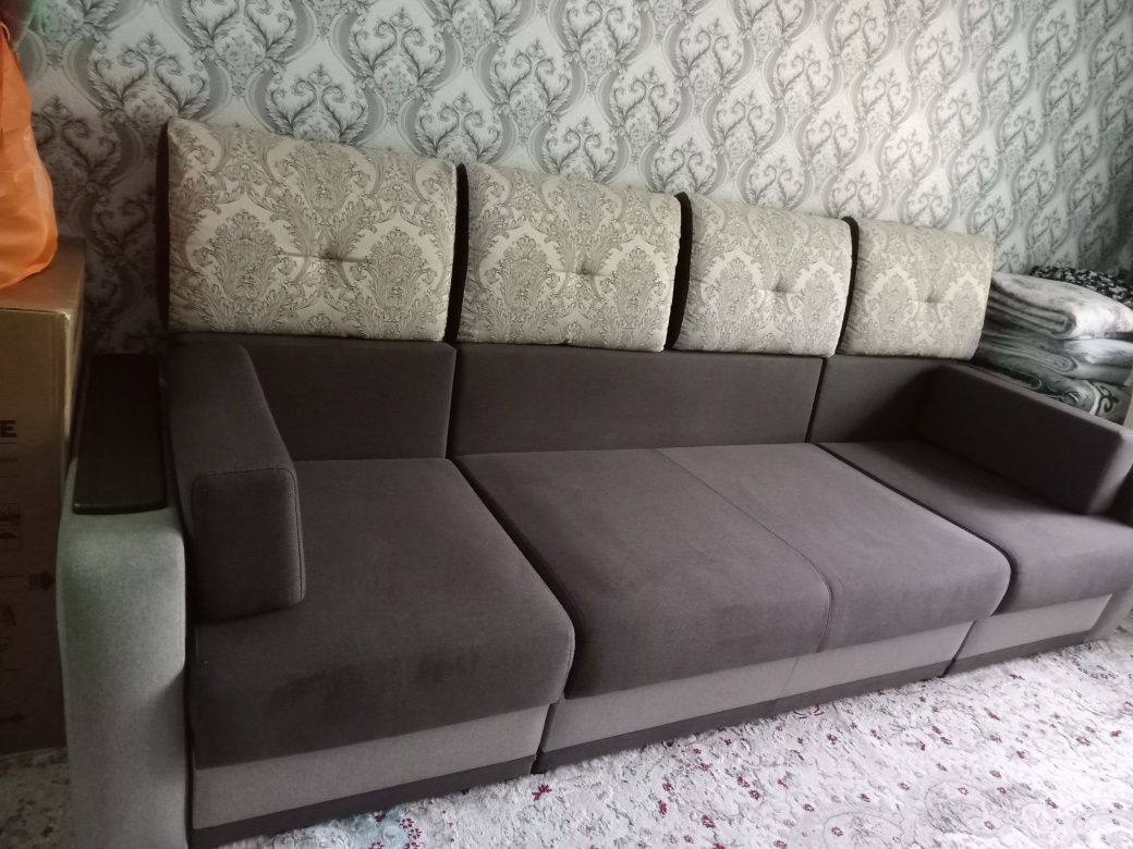 Коричневый удобный диван