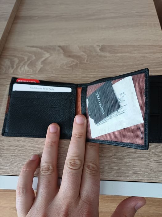 Портфейл чисто нов