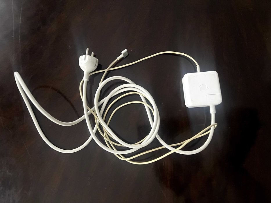 MacBook Air 13” (Early 2015) – Intel i5 / 8GB RAM / 256GB SSD