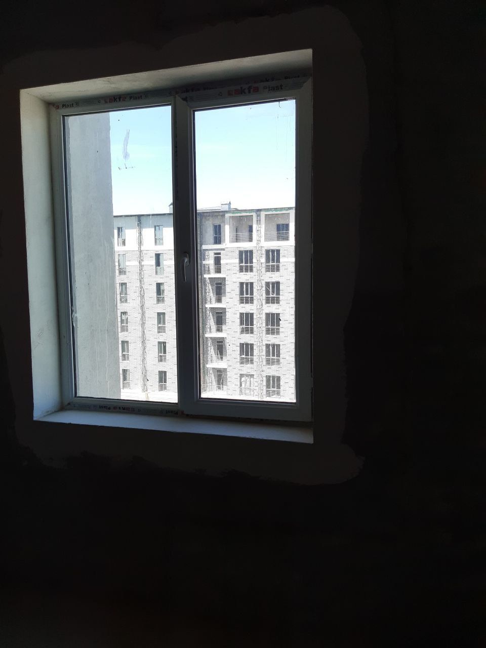 Янги қурилган уйлардан тез ва арзон нархда з хонали квартира сотилади