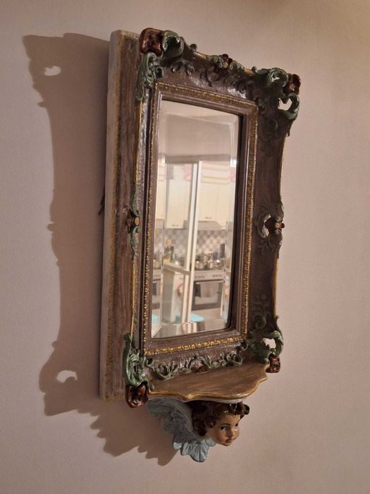 Oglindă vintage cu heruvim recondiționată manual, din rășină
