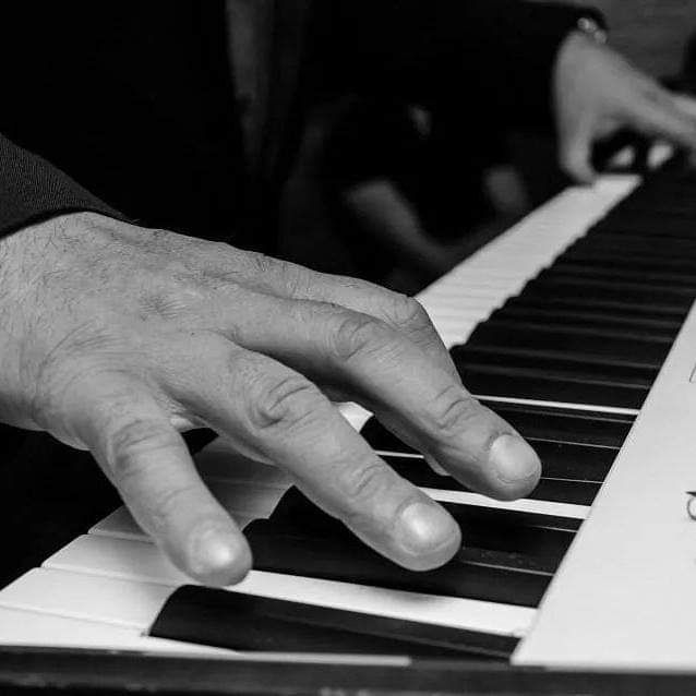 Muzica live pentru evenimente singur sau cu formatie