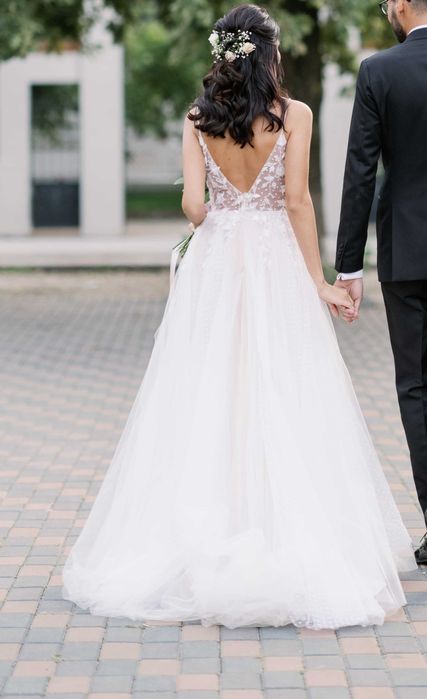 Descoperă Eleganța! Rochie de Mireasă Unică, Semnată La Mode Toujours!