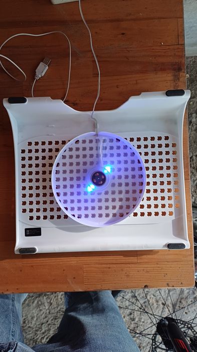 Кулер куллер для ноутбука в хорошем состоянии