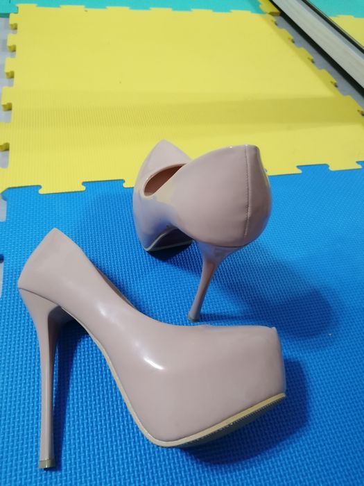 Pantofi cu toc subțire și platforma Beige