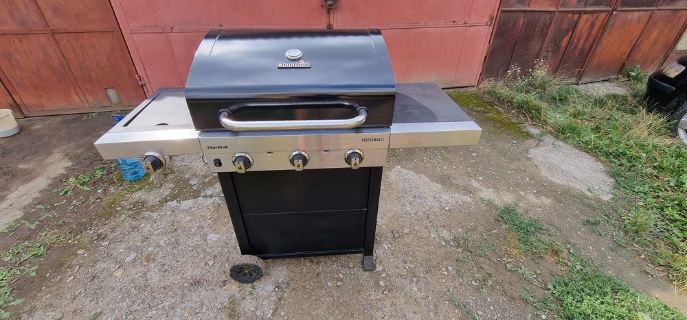 Gratar gaz Char Broil Performance 330B