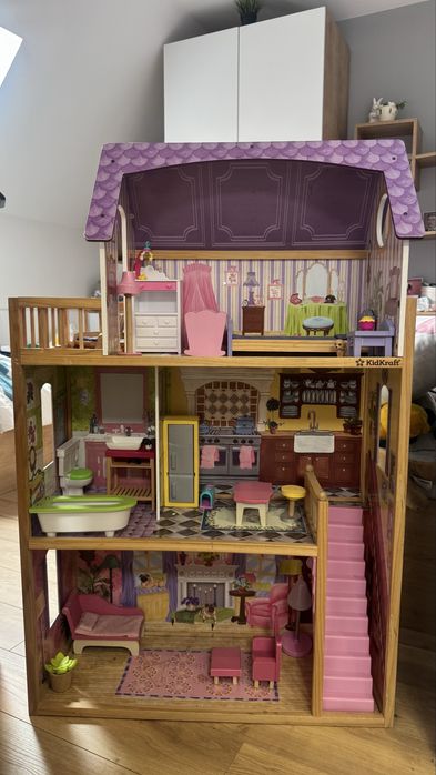 Голяма дървена съща за кукли с аксесоари към нея!