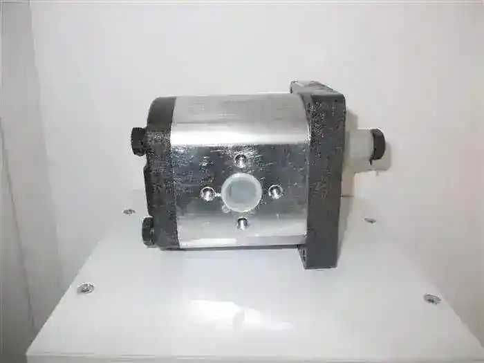 Pompa hidraulica 20 litri /minut grupul 2 dreapta ax conic 250 bar