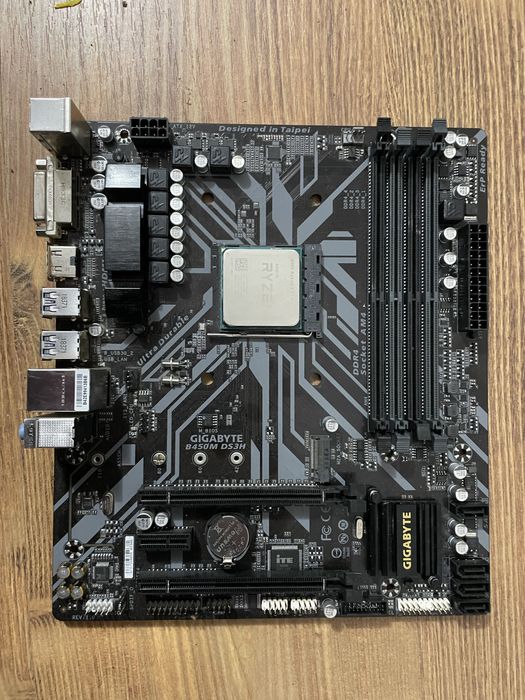 Palca de baza gigabyte b450m si procesor