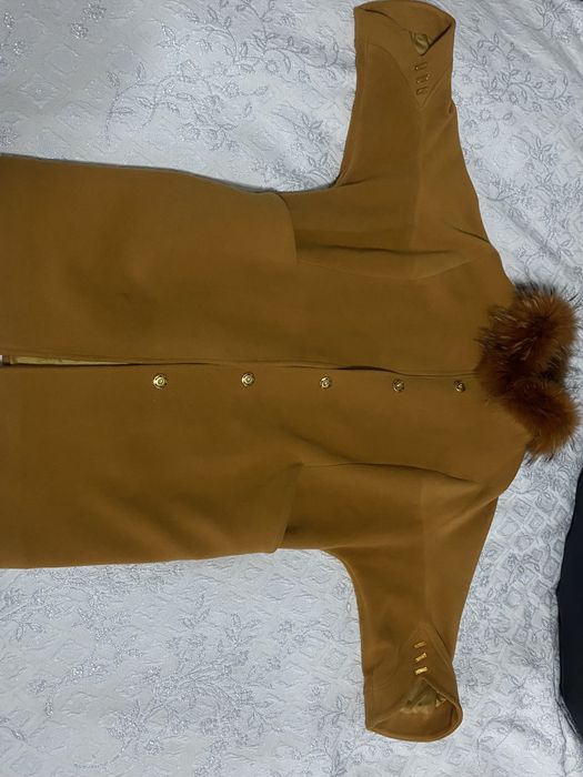 Продаю Пальто срочно не носила адрес иргели напишите в уацап отвечу бб