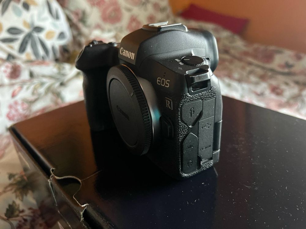 Canon EOS R + 2 батерии +ново зарядно+ rig+handle (комплект)