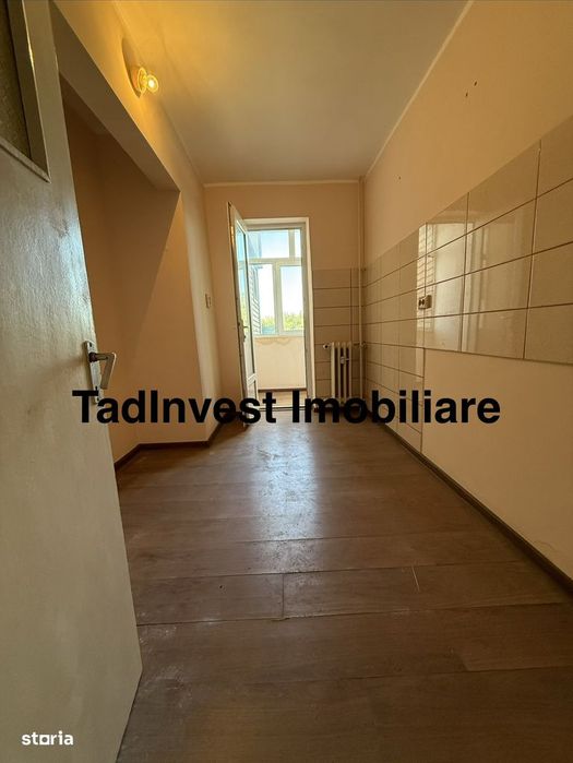 Apartament 4 camere, stradal, etaj intermediar