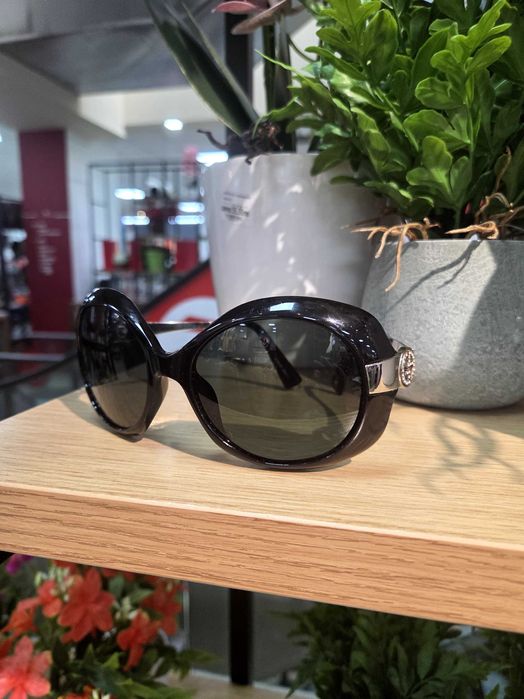 Продават се слънчеви очила на марката G.Armani