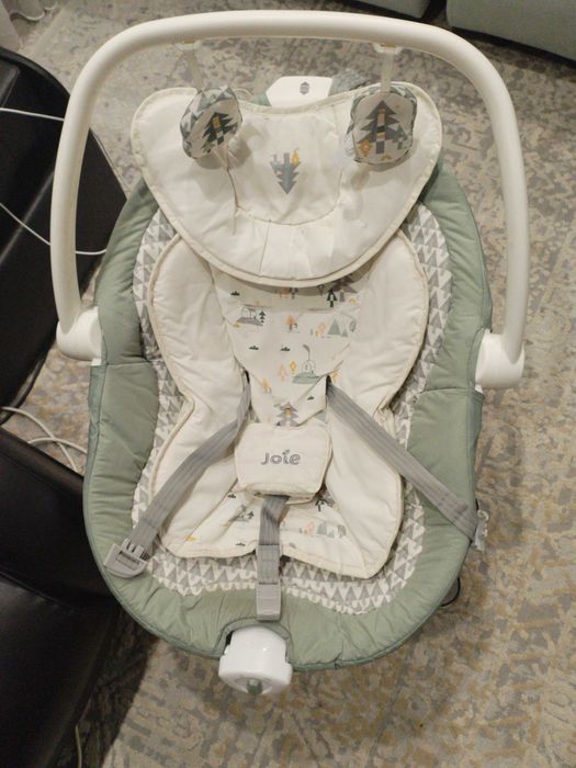 Продается шезлонг Joie