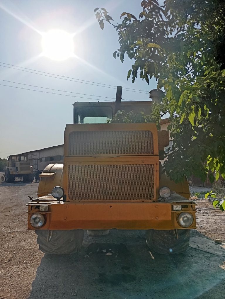 K-701 kasemsot traktor, yaxshi holatda, tayyor holat, plugi bilan