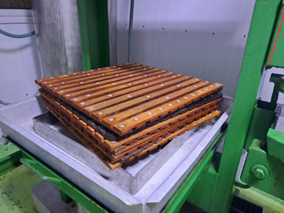 Presa hidraulica cu tocator pt procesare sucuri naturale din fructe și