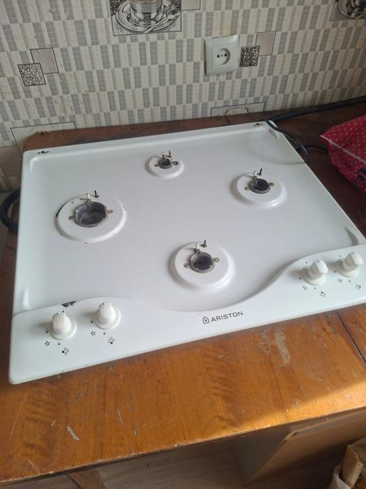 Газовая плита Ariston и вытяжка Bosch