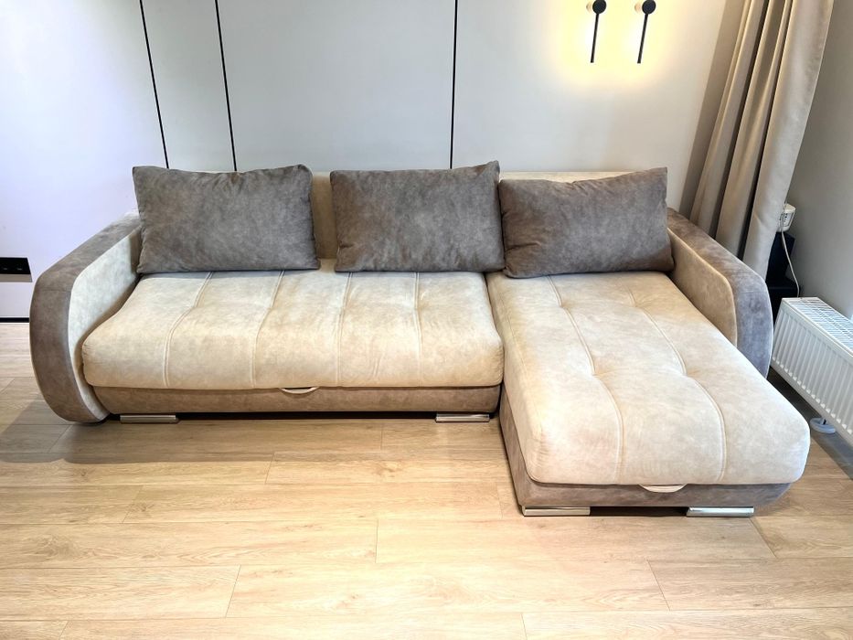 Раскладной модульный диван бежевого цвета с подушками в отличном сост