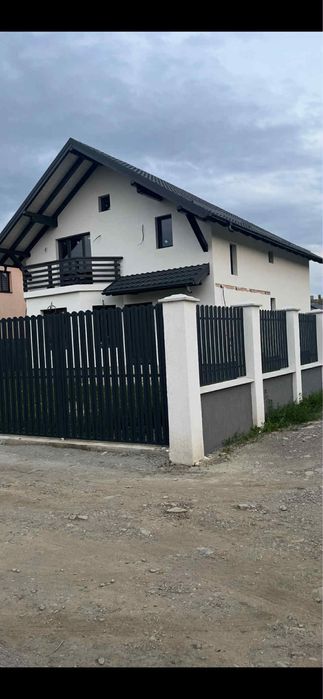 Vand casa la intrare in tarlungeni langa Pepco