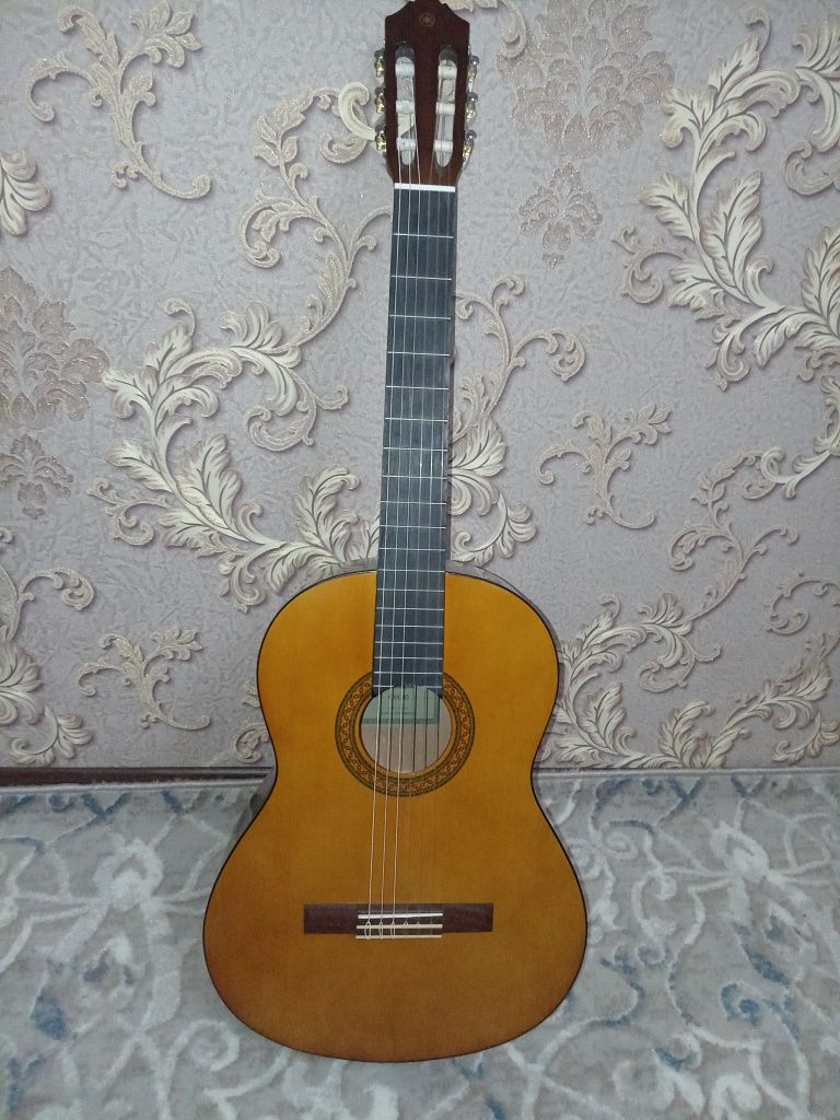 Yamaha C40  holati yangi