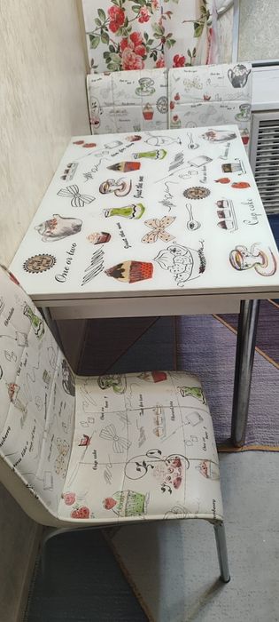 Стол с 4 стульями