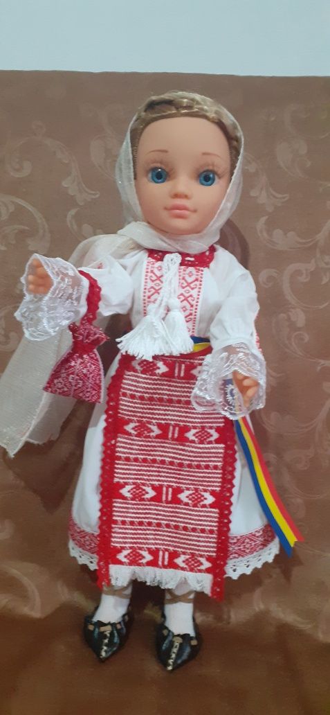 Vand păpuși îmbrăcate traditional