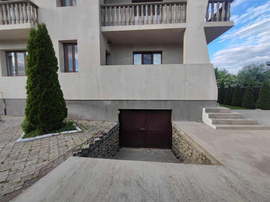 Casa 423 mp utili/  1023mp curte