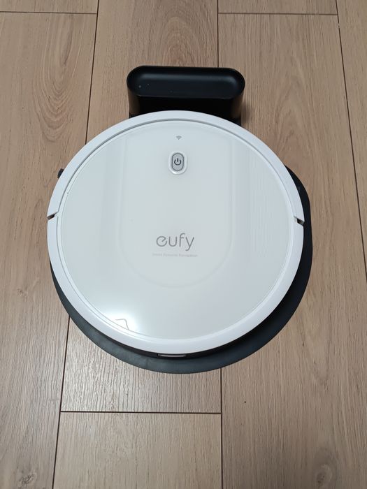 Aspirator robot cu stație de încărcare