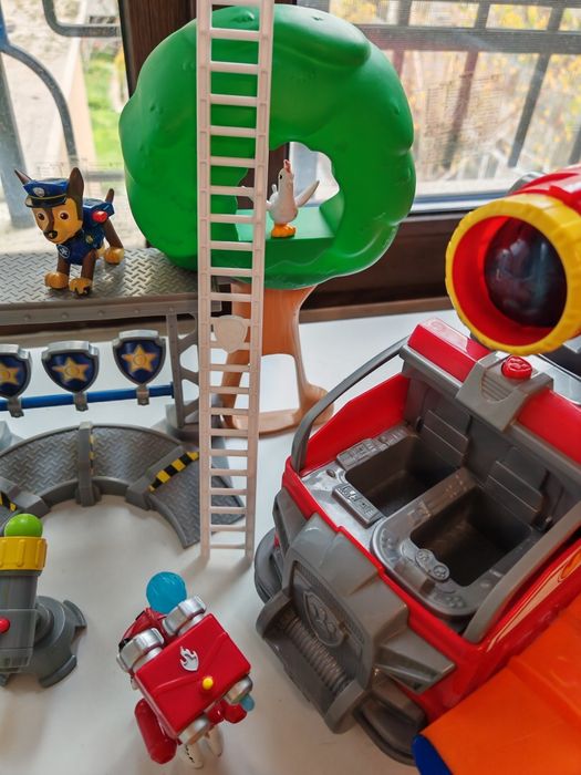 Пес патрул голям пожарникарски камион ѝ спасяване на котка