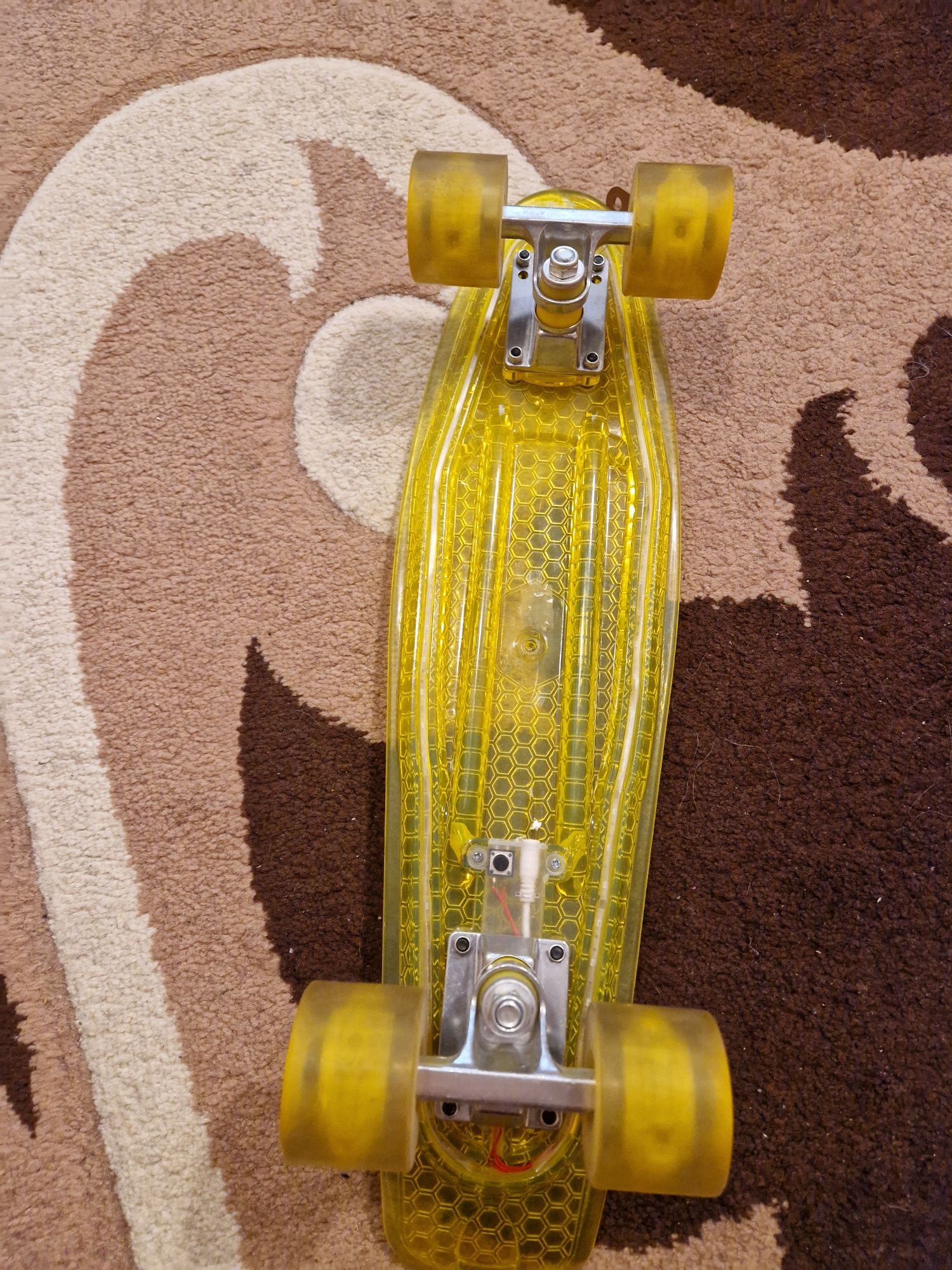 Skateboard galben cu lumini