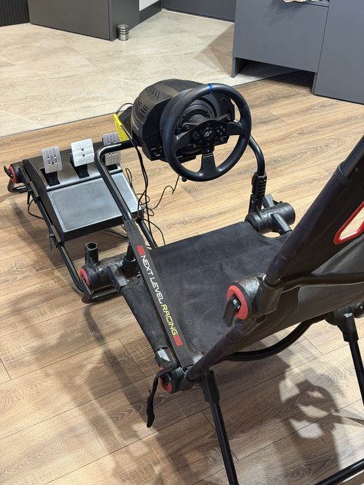 Setup sim racing, volan gaming thrustmaster T300 GT, next level racing