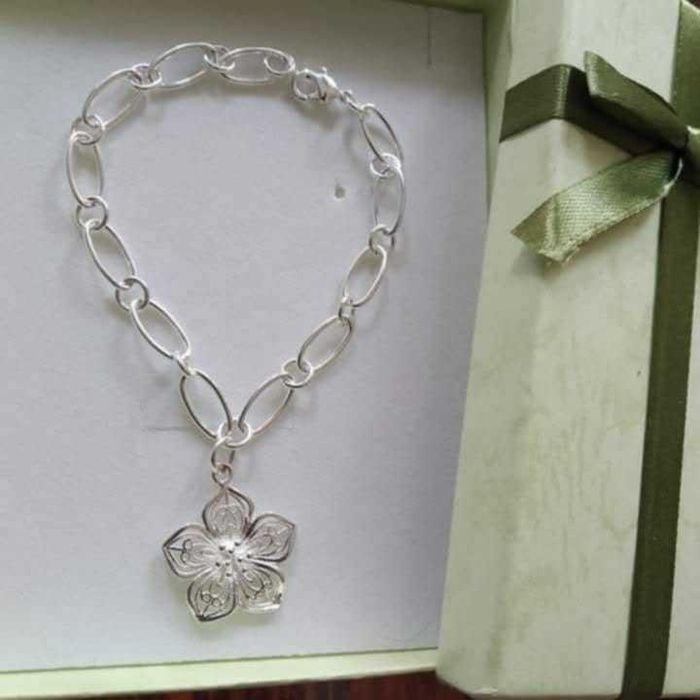 Елегантна, нова, сребърна гривна в кутия