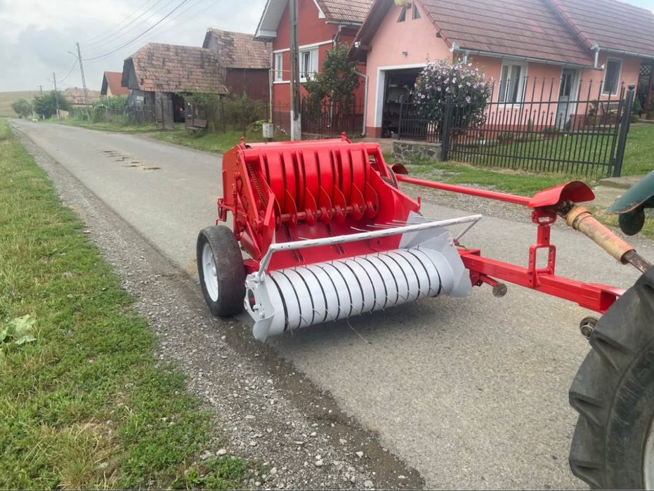 Balotiera mica cu motor propriu pentru zone de Deal sau Munte