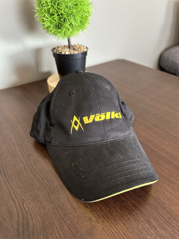 Продавам 3 броя шапки.