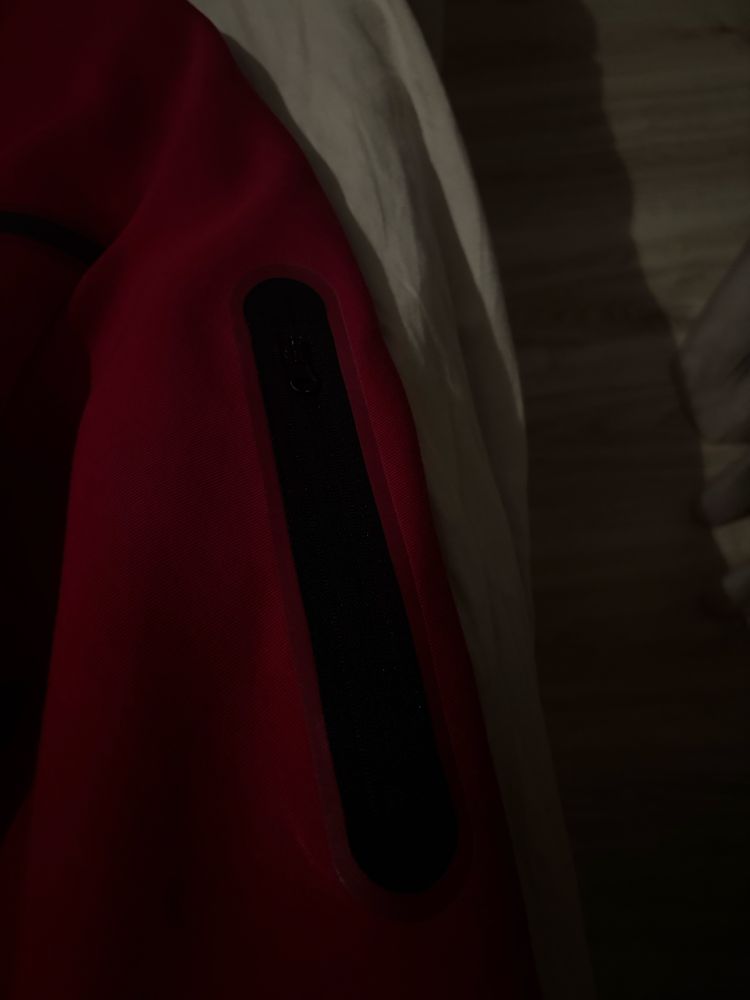 Оригинален червен nike tech fleece
